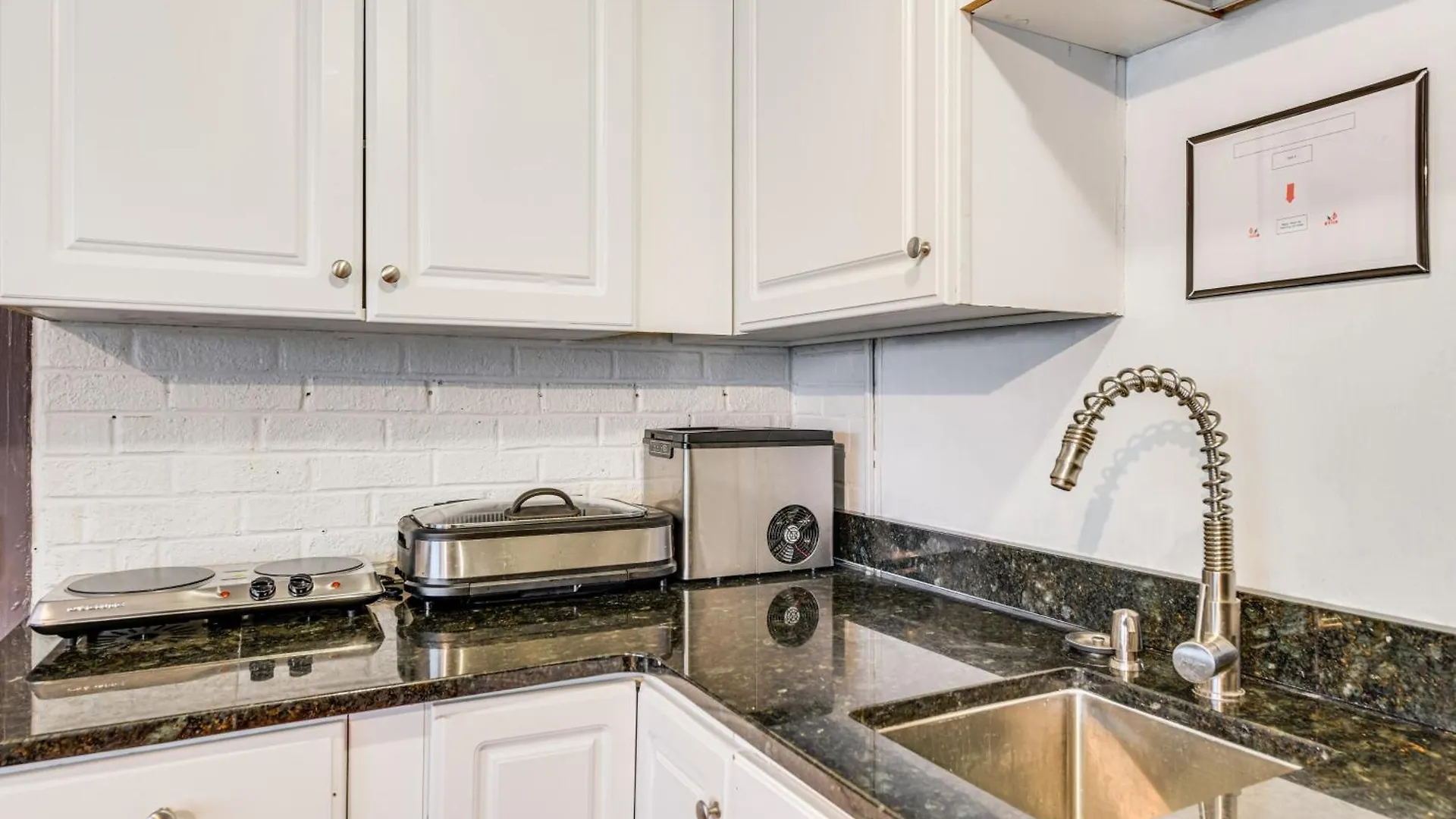 Close To Dtwn Richmond Apartment With Private Patio