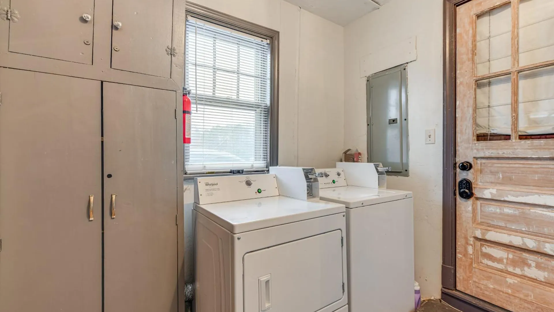 Close To Dtwn Richmond Apartment With Private Patio