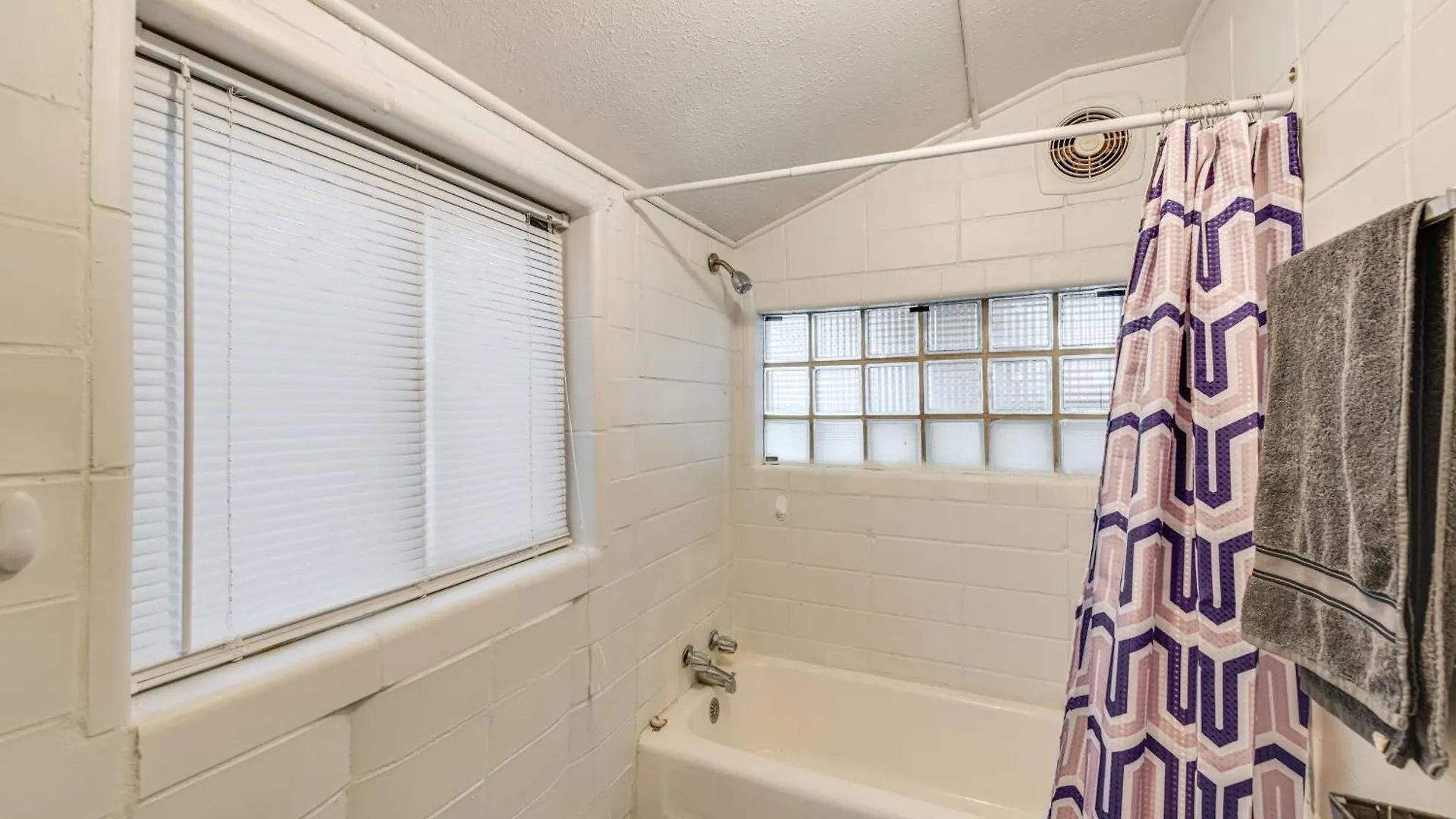 Close To Dtwn Richmond Apartment With Private Patio