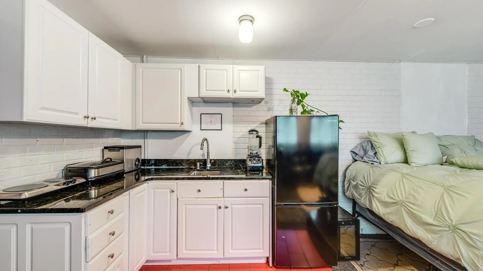 Close To Dtwn Richmond Apartment With Private Patio