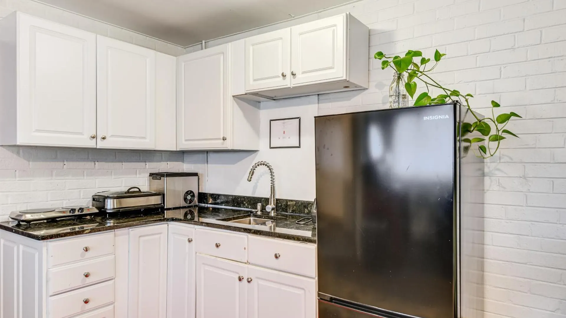 Close To Dtwn Richmond Apartment With Private Patio