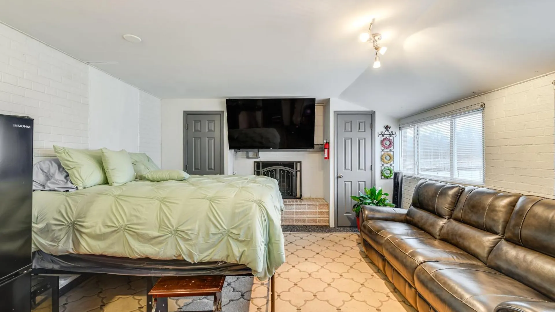 Close To Dtwn Richmond Apartment With Private Patio