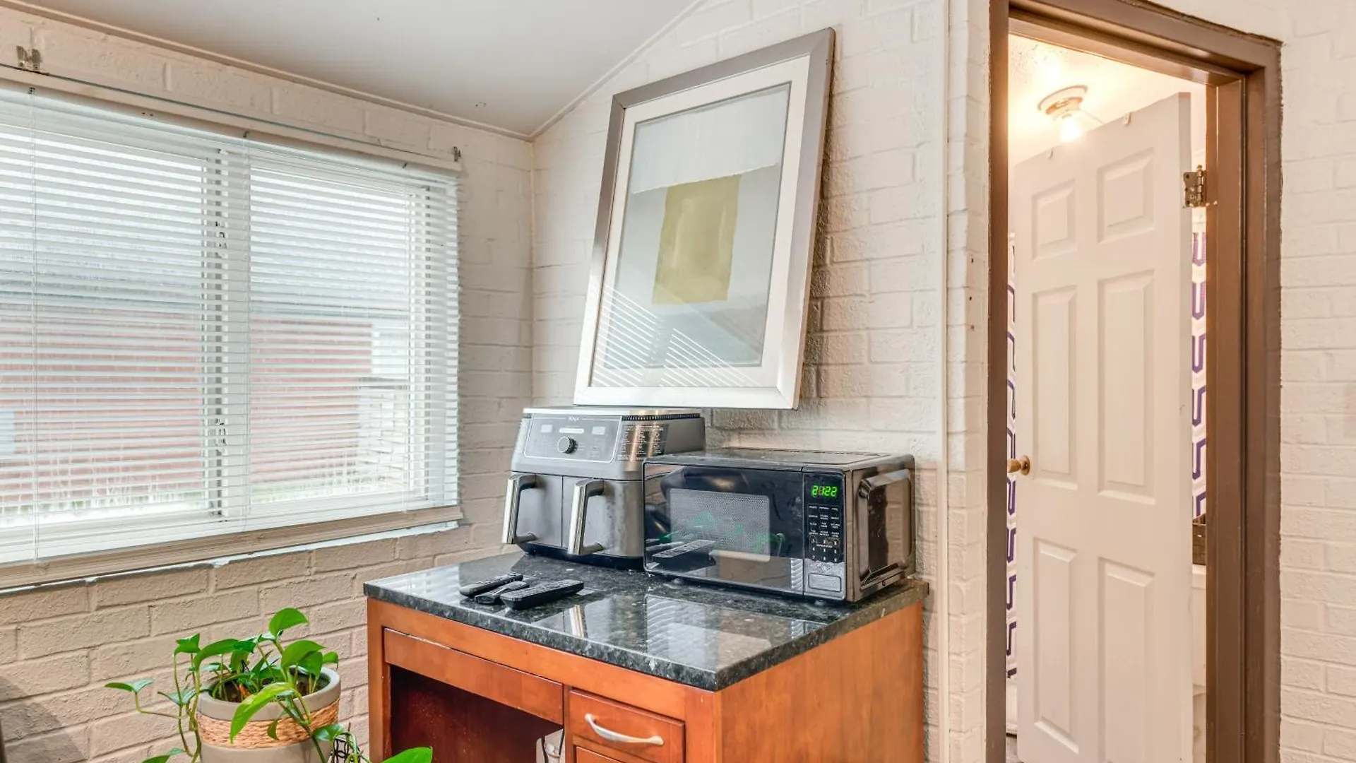 Close To Dtwn Richmond Apartment With Private Patio