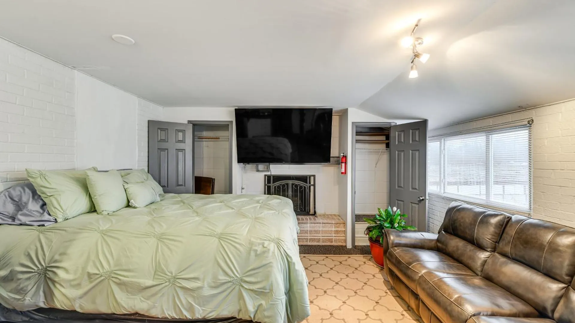 Close To Dtwn Richmond Apartment With Private Patio